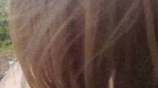 Heerlijk, vriendje word buiten aan de waterkant geholpen