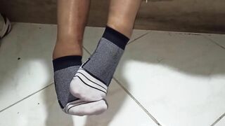 Acariciando mis pies de milf con calcetines