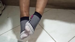 Acariciando mis pies de milf con calcetines