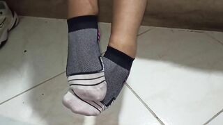 Acariciando mis pies de milf con calcetines