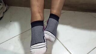 Acariciando mis pies de milf con calcetines