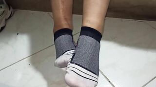 Acariciando mis pies de milf con calcetines