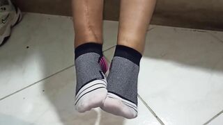 Acariciando mis pies de milf con calcetines