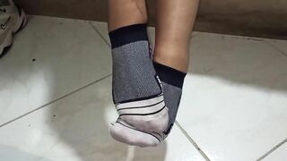 Acariciando mis pies de milf con calcetines