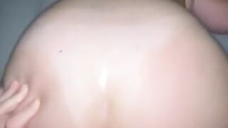 Doggy mit schwarzhaarigem Mädchen