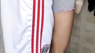 ME AYUDA CURANDO MI BRAZO CON SU RICO CULO
