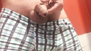 Pissing boy парень ссыт
